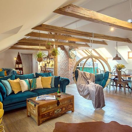Bohemian Chic 2 Bedroom 2 Bathroom Loft With Hanging Chair Praha Bagian luar foto